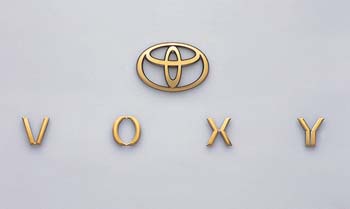 Gold emblem [the Toyota symbol (for rear) car name logograph (for rear)]